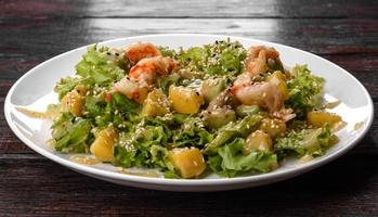 leckerer frischer Salat mit Garnelen und Birne für die festliche Tafel foto