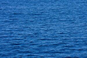 das Ozean ist Blau und hat klein Wellen foto