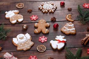 weihnachtlicher festlicher Lebkuchen zu Hause auf einem dunklen Tisch foto