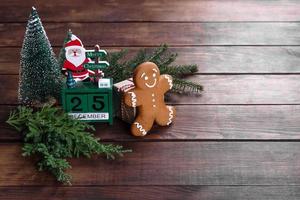 weihnachtlicher festlicher Lebkuchen zu Hause auf einem dunklen Tisch foto