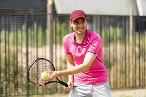 jung Mann spielen Tennis. gesund Lebensstil foto