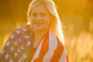 schön jung Frau mit USA Flagge foto