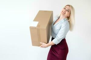 ziehen um Haus, ziehen um Büro, Kasten. Frau mit Box foto