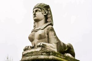 ein Statue von ein Sphinx auf oben von ein Stein Mauer foto