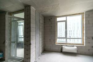 klein Wohnung ohne Reparatur im ein Neu Gebäude. ein Zimmer im ein unvollendet Haus. Wände von Schaum Block und Beton Fußboden im ein winzig Wohnung. foto