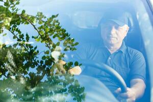 lächelnd glücklich Alten Senior Mann im das Neu Auto foto