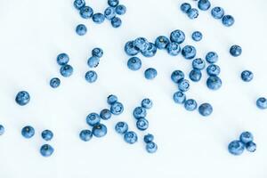 lecker Blaubeeren isoliert auf Weiß Hintergrund. Blaubeeren sind Antioxidans organisch Superfood. foto