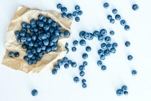 lecker Blaubeeren isoliert auf Weiß Hintergrund. Blaubeeren sind Antioxidans organisch Superfood. foto