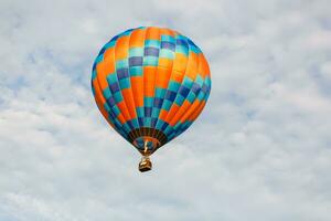 bunt heiß Luft Luftballons im Flug foto