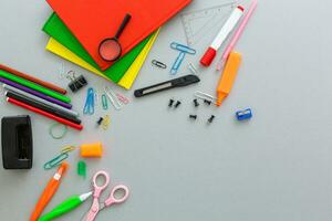 Material zum Schule, Papier Klammern, Bleistifte, Farben, Scisor und Notizbuch foto