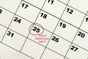 rot Kreis Kennzeichen auf das Kalender beim 25 zum Erinnerung von Familie Weihnachten Party foto