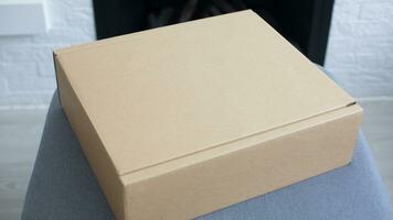 heim, Post, Lieferung und Glück Konzept, Karton Box beim Zuhause foto
