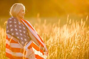 schön jung Frau mit USA Flagge foto