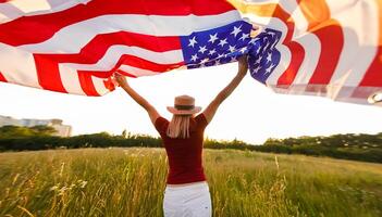 schön jung Frau mit USA Flagge foto