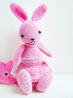 ai generiert gestrickt Hase im Rosa Kleid. st. Valentinstag Tag Dekor. gestrickt Spielzeug, Amigurumi. Valentinsgrüße Tag Gruß Karte ai generiert foto