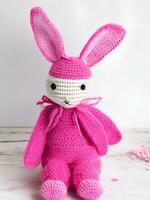 ai generiert gestrickt Hase im Rosa Kleid. st. Valentinstag Tag Dekor. gestrickt Spielzeug, Amigurumi. Valentinsgrüße Tag Gruß Karte ai generiert foto