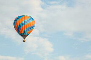 heiß Luft Ballon Über Blau Himmel. Komposition von Natur und Blau Himmel Hintergrund foto