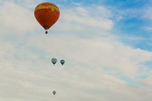 heiß Luft Ballon Über Blau Himmel. Komposition von Natur und Blau Himmel Hintergrund foto