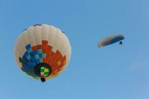 heiß Luft Ballon Über Blau Himmel. Komposition von Natur und Blau Himmel Hintergrund foto