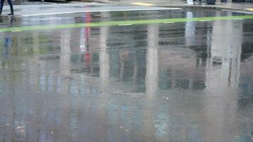 das nass Straße mit das Reflexionen im das regnerisch Tag foto