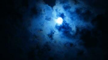 das Mond Nacht Aussicht mit das voll Mond und Wolken im das Himmel foto