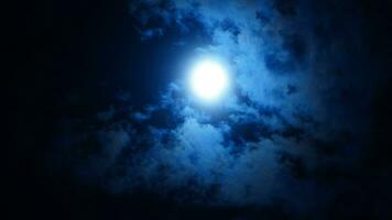 das Mond Nacht Aussicht mit das voll Mond und Wolken im das Himmel foto