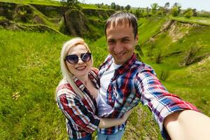 zwei Wanderer nehmen Selfie auf oben von das Berg foto