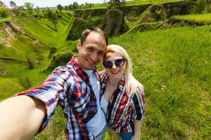 zwei Wanderer nehmen Selfie auf oben von das Berg foto