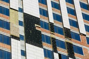 Thermal- Isolierung von ein Haus Mauer auf ein Gebäude Seite? ˅ foto