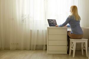 abgeschnitten Bild von Geschäftsfrau mit Laptop beim Schreibtisch foto