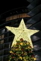 beleuchtet Weihnachten Baum beim battersea Leistung Bahnhof während Weihnachten Zeit im London, Vereinigtes Königreich foto