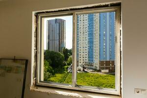 gerade Eingerichtet ein Neu Fenster ohne Schaum foto