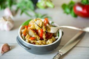 Aubergine gebraten sautiert mit andere Gemüse im ein Teller foto