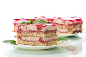 Erdbeere Mohn Kuchen mit Sahne im ein Teller foto