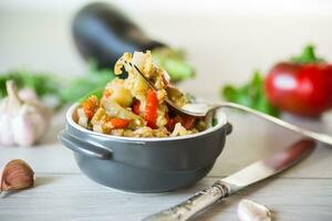 Aubergine gebraten sautiert mit andere Gemüse im ein Teller foto