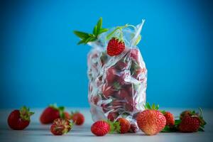 gefroren frisch Erdbeeren im ein Vakuum Tasche foto