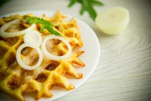 gebraten Kartoffel Käse Gemüse Waffeln mit Speck und Zwiebeln foto