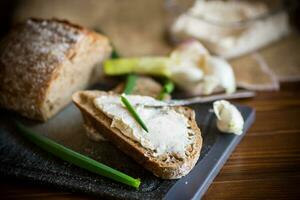 hausgemacht Buchweizen Brot mit Knoblauch Käse Verbreitung foto