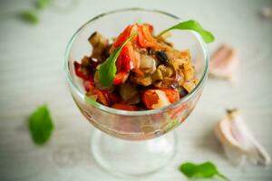 gebraten Auberginen mit Pfeffer, Tomaten, Zwiebeln und Knoblauch foto