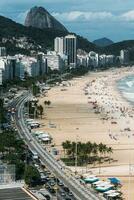 hoch Perspektive Aussicht von Copacabana Strand im Rio de Janeiro, Brasilien mit Zuckerhut Berg sichtbar im das weit Hintergrund foto