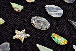 ein Vielfalt von anders Typen von Steine und andere Artikel foto