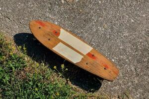ein Skateboard mit ein hölzern Tafel auf das Boden foto