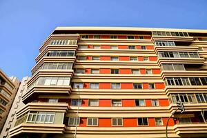 ein Gebäude mit viele Fenster und Balkone im ein Stadt foto