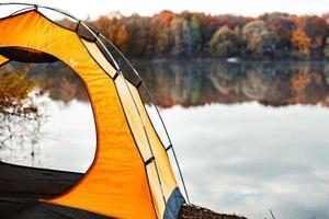 Zelt am Strand des Sees Herbst Herbstsaison foto