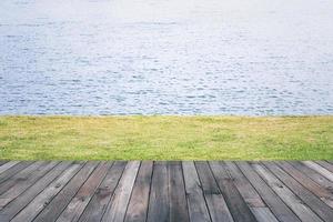 Holzbodenhintergründe in einer Plattform auf dem Seehintergrund foto