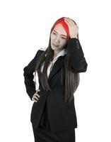 asiatische Geschäftsfrau mit Kopfschmerzen isoliert auf weißem Hintergrund foto