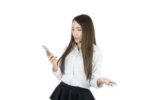 verwirrte asiatische Geschäftsfrau mit Smartphone isoliert auf weißem Hintergrund foto