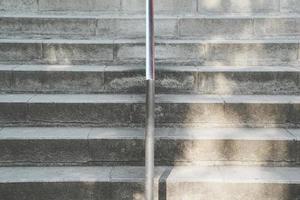 Steintreppe mit Auf- und Abwegen foto