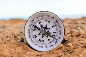 ein Kompass im das Wüste foto