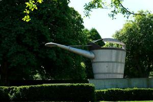 Statue im das bilden von ein enorm Bewässerung können Bewässerung das Garten Leuchtfeuer Hügel Park Victoria Kanada bc foto